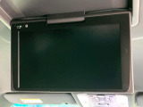 【フリップダウンモニター】大画面モニターで後席でもエンタメをお楽しみいただけます。小さなお子様にも大人気の装備です♪