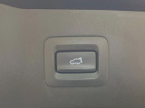 【パワーバックドア】スマートキーや運転席のボタンを押すだけでリアゲートが自動で開閉します!荷物を持っている時や、高い位置にあるバックドアを閉める際に便利な機能です♪