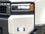 【LEDヘッドライト】悪天候や夜間走行時も良好な視界を確保し安心して運転できる高輝度LEDヘッドライトを装備!点灯速度が早く、消費電力も抑えられています。