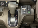 CVT車のセレクトレバーです。低速から高速まで、変速ショックのないスムーズな走りと、エンジン効率のよい領域を維持して燃費にも貢献します。サイドブレーキはスイッチ操作の電子制御パーキングブレーキです。