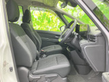 運転席からの視界は良好で、運転操作もスムーズに行えます。シートの座り心地も良く、長距離ドライブでも疲れにくいのが魅力です。