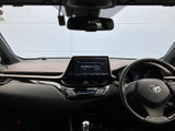 運転席からの視界は広く、運転操作もスムーズに行えます。快適なドライブをサポートする、機能的な空間です。