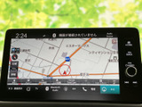 高精細な地図画面で、スムーズなナビゲーションを実現。運転をサポートする機能も充実しており、安心のドライブをサポートします。