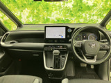 車両後方の状況をわかりやすく表示。駐車時の安全性を高め、運転操作をサポートします。狭い場所でも安心してお車を停められます。