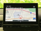 ナビゲーションシステムで、目的地までスムーズに案内してくれます。高精細な地図表示で、運転に集中しながらも安心して移動できます。