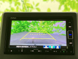 後方確認をサポートするモニター。駐車時や狭い道での運転に役立ちます。安全運転をサポートする頼もしい装備です。