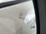 【ブラインドスポットモニター】走行中、ドアミラーの死角になりやすい箇所に後続車が接近するとサイドミラーのレンズに警告を表示!ドライバーに注意喚起をしてくれます。