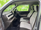 運転席からの視界は広く、運転操作もスムーズに行えます。操作しやすい配置になっているので、運転に集中できる環境です。