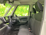 運転操作に必要なスイッチ類は、手に届きやすく配置されています。直感的に操作できるので、運転に集中できます。快適なドライブをサポート。