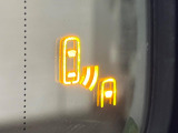 【ブラインドスポットモニター】走行中、ドアミラーの死角になりやすい箇所に後続車が接近するとサイドミラーのレンズに警告を表示!ドライバーに注意喚起をしてくれます。