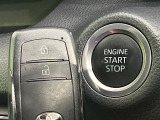 【スマートキー】カバンやポケットに入れたままでもドアの施錠・解錠が可能なスマートキーを装備。エンジンのオン・オフ時もカギを取り出す必要が無いからとっても便利です♪