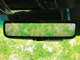 後方視界を広げ、安全な駐車をサポートします。狭い駐車場でもスムーズな操作が可能になり、安心して運転できます。