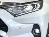 【LEDヘッドライト】悪天候や夜間走行時も良好な視界を確保し安心して運転できる高輝度LEDヘッドライトを装備!点灯速度が早く、消費電力も抑えられています。