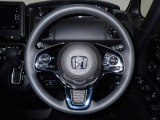 ハンドル左側にはオーディオ操作が出来るオーディオリモートコントロールスイッチ、右側にはHonda SENSINGとオートクルーズコントロールのスイッチを装備!