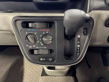 中古車選びで意外と見落としがちなポイントが、シフトレバー周辺の状態です。今回掲載している画像では、操作部分の使用感をはじめ、パネルの傷や擦れ、ボタン類の動作跡など、確認していただけます。