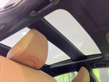 【調光パノラマルーフ】車内の解放感が一気に上がる大型パノラマルーフに調光機能がプラス!日差しが強い時、シェードを閉めなくてもガラスの透明度を調整することで心地よい明るさに♪