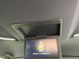 【12.1型フリップダウンモニター】大画面モニターで後席でもエンタメをお楽しみいただけます。小さなお子様にも大人気の装備です♪