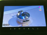停車中に楽しめるTV機能。ニュースやエンターテイメントで、待ち時間を有効活用できます。長距離移動のお供にも最適です。※安全運転を心がけてください。