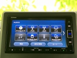 多様なメディアに対応し、車内を最高の音空間へ。ラジオ、CD、USBなど、お好みの音源を楽しめます。長距離ドライブも快適に過ごせます。