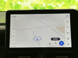 見やすい地図画面で、目的地へのナビゲーションをサポート。スムーズな移動を安心してお手伝いします。運転に集中できる環境です。