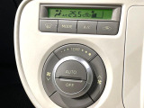 【オートエアコン】一度お好みの温度に設定すれば、車内の温度を検知し風量や温度を自動で調整。暑い&hellip;寒い&hellip;と何度もスイッチ操作をする必要はありません。快適な車内空間には必須の機能ですね♪