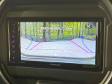 【バックカメラ】駐車時に後方がリアルタイム映像で確認できます。大型商業施設や立体駐車場での駐車時や、夜間のバック時に大活躍!運転スキルに関わらず、今や必須となった装備のひとつです!