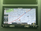 鮮明な画面で、目的地までのナビゲーションをサポート。スムーズな移動を快適にアシストします。長距離ドライブも安心してお任せください。