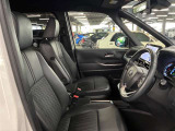 運転席の画像です。足元やシートまわりに余裕があり、リラックスした姿勢で運転が可能です。視界も良好で操作系へのアクセスもしやすく、快適で安心感のあるドライブをサポートします。