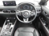 鮮やかなCX-5のコックピット。360&deg;ビューモニターを搭載し、安全確認もスムーズに行えます。ドライバー中心の機能的なレイアウトと高い質感が、快適なドライブを約束します。