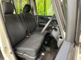 運転席まわりには十分なスペースがあり、大柄な方でもゆったり運転していただける環境です。