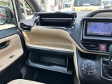 グローボックスの上にも収納ボックスが更に装備されています。収納箇所も豊富なので車内もスッキリ片付けられます。