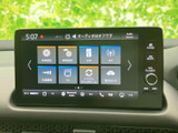 様々な情報を一目で確認できるモニターです。車両設定や機能を簡単に操作でき、快適なドライブをサポートします。運転をより便利に。