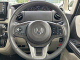 握りやすい形状で、快適な運転操作をサポートします。ステアリングスイッチで、オーディオやハンズフリー通話などを操作できます。