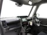 ダイハツのお店では、ダイハツ車を知り尽くしたプロフェッショナルが、専用の診断機器を使って各システムを点検しております。
