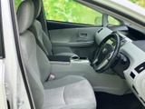 視界の良い運転席。ゆったりと座れるシートで、長距離運転も疲れにくいです。快適なドライビングをサポートします。
