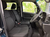 運転席からの視界は広く、運転しやすい環境です。シートの形状も工夫されており、快適なドライブをサポート。