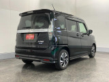 右斜め後ろからのフォルム!ボックス型で車体全体を把握しやすく運転しやすそうですね♪