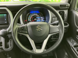 握りやすいステアリングで、快適な運転をサポートします。操作スイッチも配置され、運転中でも直感的に操作できます。運転姿勢に合わせた角度調整も可能です。