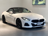 50台限定Edition Sunrise。アルピン・ホワイト&times;マグマ・レッドのZ4。ロングノーズ、ショートデッキ、低い着座位置。FRスポーツカーの美しいプロポーションを現代的に仕上げたZ4ならではのスタイリングです。