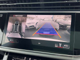 ●360度カメラ『車両の4つのカメラから得た映像を合成し、上空から眺めているような映像をモニターに映し出します。車両周辺の歩行者や障害物などの発見に役立ちます。』