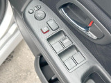 【電動格納ミラー】サイドミラーは電動格納式となっており、狭い駐車場でもキズがつくリスクを抑えられます。