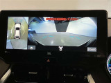【パノラミックビューモニター】映像で、見づらい車両周辺の確認をアシスト。クルマを真上から見ているような映像を表示。 運転席から確認しにくい車両周囲の状況を把握。