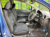 運転席まわりには十分なスペースがあり、大柄な方でもゆったり運転していただける環境です。