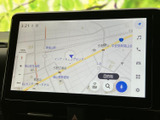 見やすい地図表示で、目的地への道順をしっかり確認できます。渋滞情報もリアルタイムで表示され、スムーズな走行をサポートします。