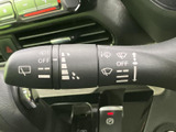 雨天時でもクリアな視界を確保。ワイパーの操作も簡単で、安全な運転をサポートします。運転中の視認性を高め、安心感を与えます。