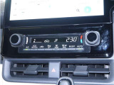 【オートエアコン】設定した温度になるように車が自動で風量や吹き出し口、冷暖房の強さを調整してくれるエアコンです。一度温度を設定すれば、自動で快適な室温を保ってくれるので運転に集中しやすいですよ♪