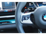 ドライバーが任意で設定した速度をベースに、先行車との車間距離を維持しながら自動で加減速を行い高速走行をサポート。車両停止や再加速も自動で行います