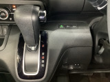CVT車のセレクトレバーです。低速から高速まで、変速ショックのないスムーズな走りを実現するとともに、エンジン効率のよい領域を維持することで燃費にも貢献します。