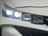 【LEDヘッドライト】悪天候や夜間走行時も良好な視界を確保し安心して運転できる高輝度LEDヘッドライトを装備!点灯速度が早く、消費電力も抑えられています。
