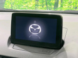【マツダコネクトナビ】車内の雰囲気にマッチした一体型タイプのナビ。各種車輌設定やBluetooth再生等、様々な機能が楽しめます。直感的なダイヤル操作が可能で、使い勝手も良好です。